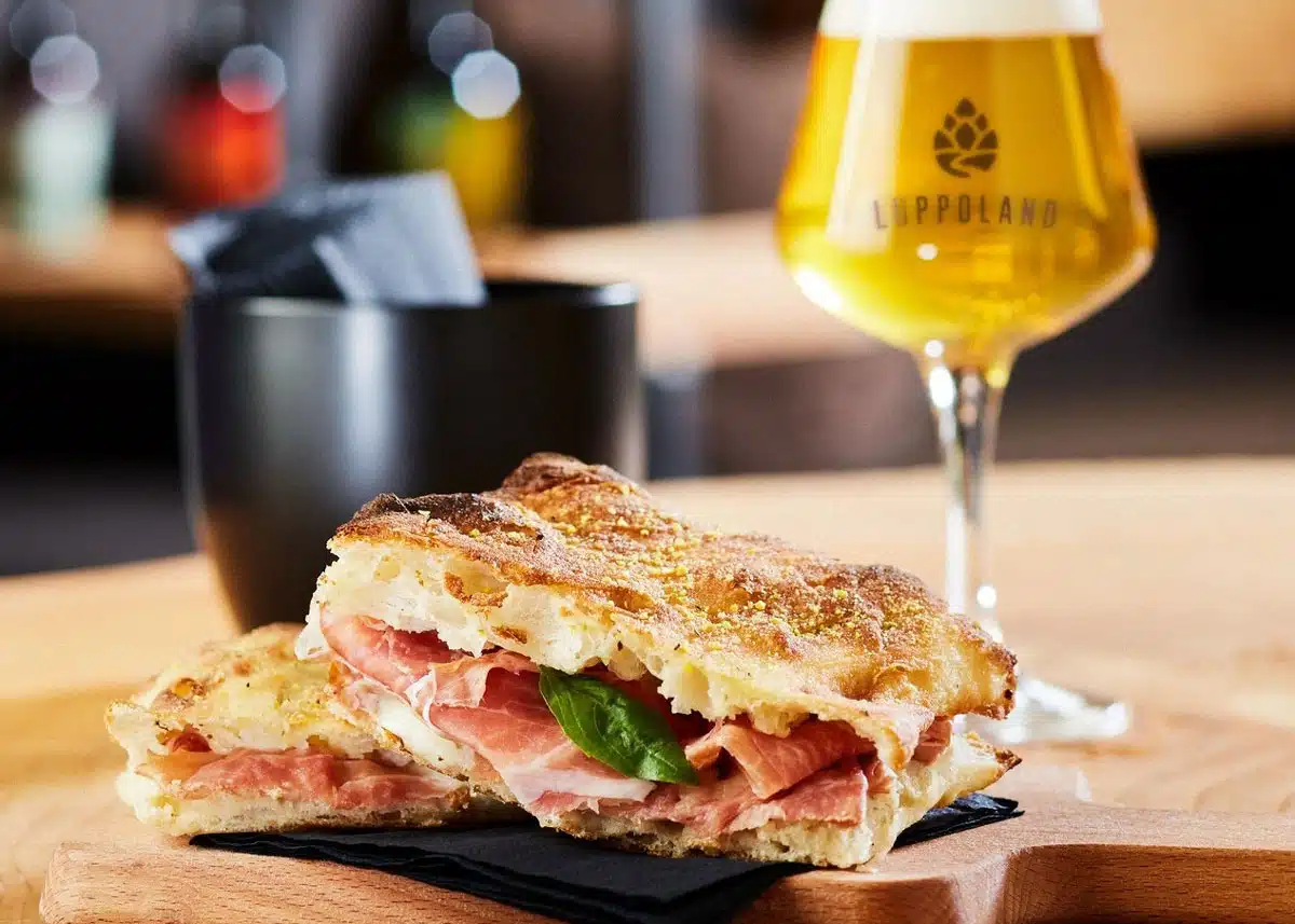 Immaginate un luogo dove la passione per la birra si fonde con la bellezza della natura, dove ogni sorso racconta una storia e ogni panorama invita alla contemplazione. Benvenuti a Luppoland, un'oasi di gusto e relax ai piedi delle montagne, dove la birra artigianale diventa un'esperienza sensoriale unica.
